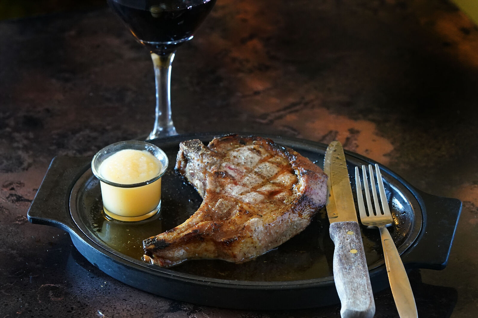 Côtelette de porc épaisse au restaurant Ripa's